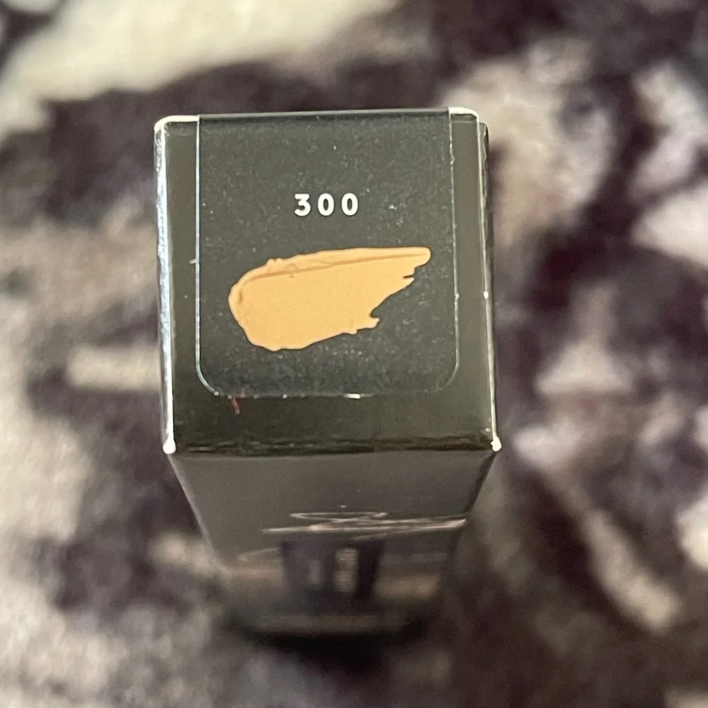 Fenty 300 Pro Filt'r Instant Retouch Concealer